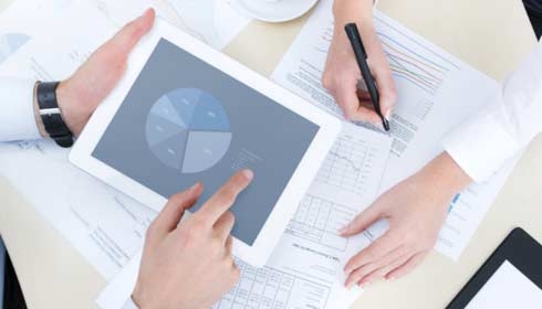 Examen des statistiques sur papier et sur tablette