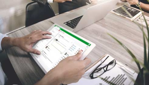 Personne faisant défiler l’écran d’une tablette